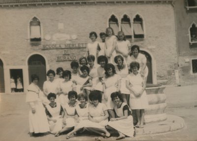 Encajeras fuera de la escuela de Italian Photographer